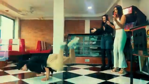 Yeik-Lawson-Rodriguez-Costa-Ricas-Call-Center-Rap-Breakdancing-commerical-8a06caccd1f975fec.png